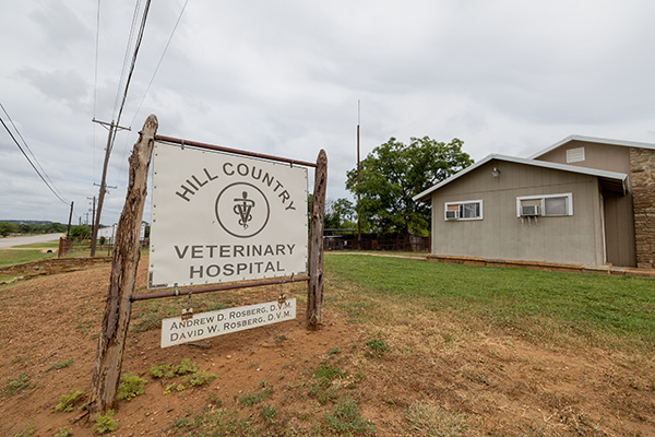 Front of Hill Country Veterinary Hospital in Mason, Texas