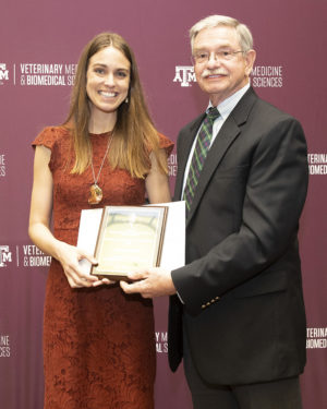 Dr. Sarah Hamer accepts award from Dr. Bob Burghardt