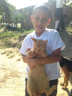 Hondurans kid holding a cat