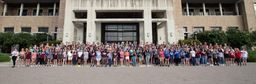 photo of the class of 2025 in front of the veni building