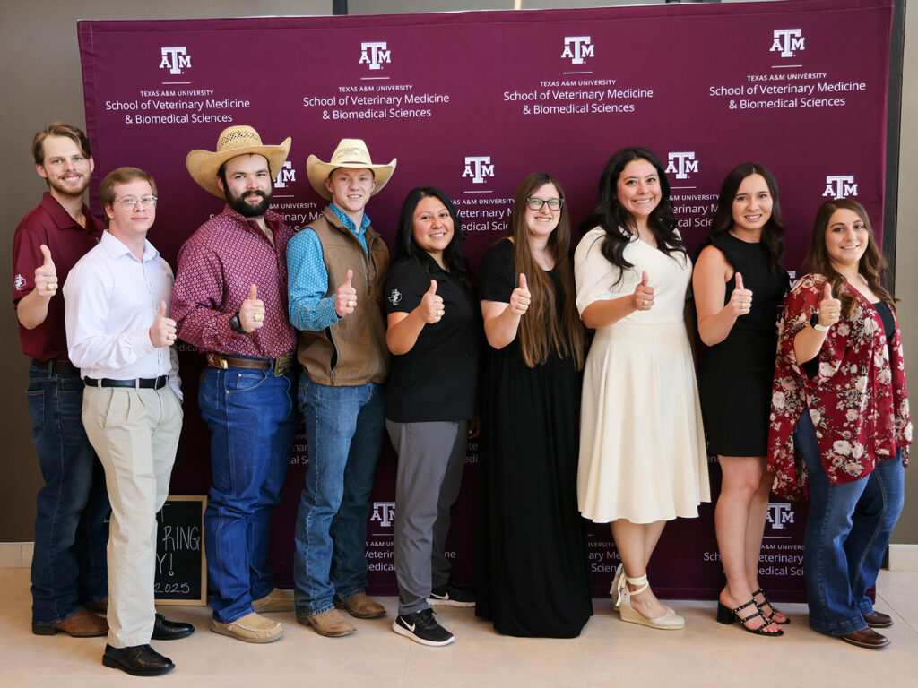 Nine VERO veterinary students with their new Aggie rings